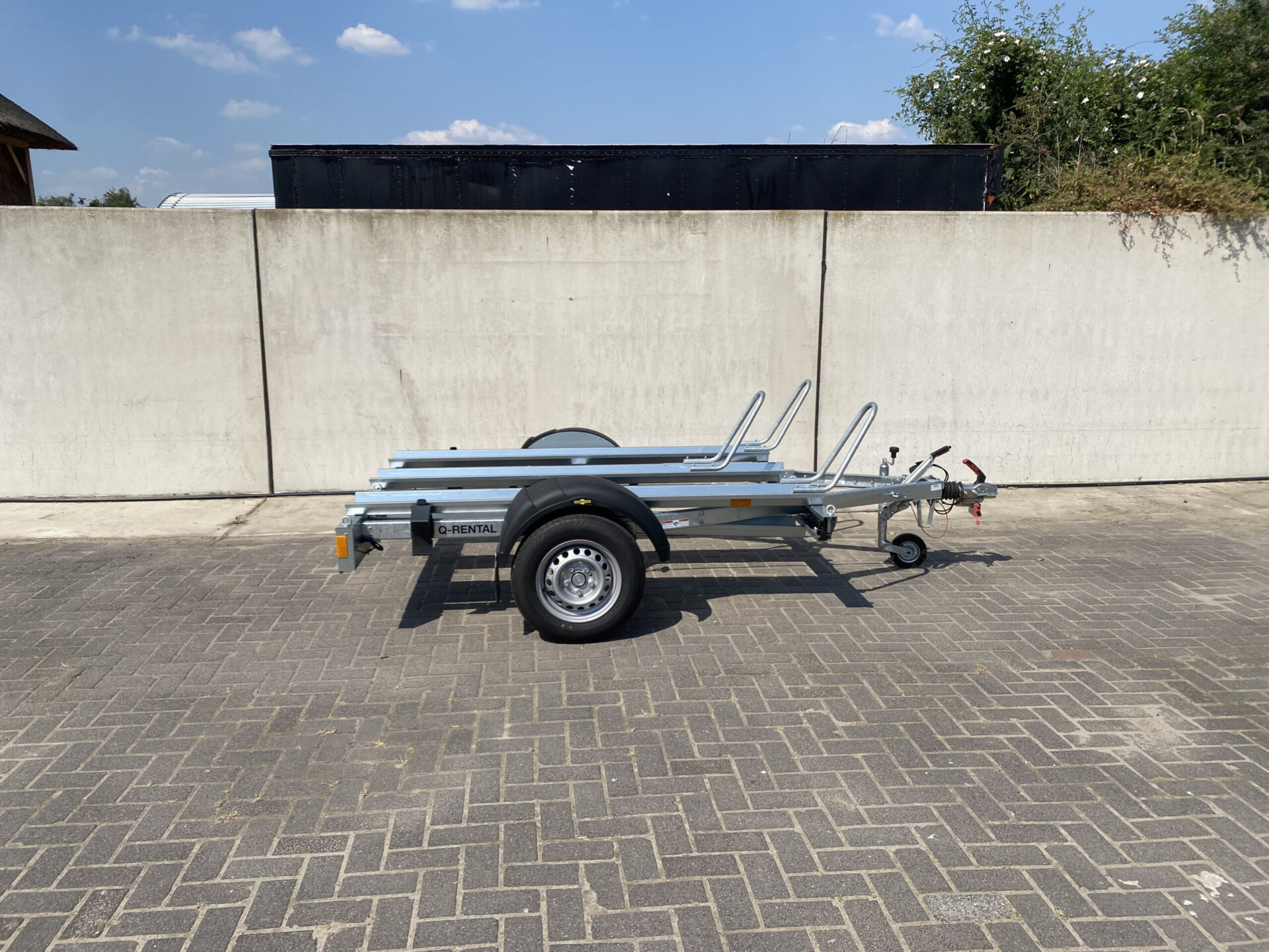 Motortrailer voor 3 motoren: Huur een betrouwbare motortrailer bij Q-Rental voor het vervoeren van 3 motoren. Maak je reis comfortabel en veilig met onze hoogwaardige trailers. Ontdek ons aanbod en reserveer vandaag nog